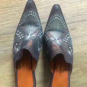 Donald J Pliner leather women’s mule shoes size 6M.